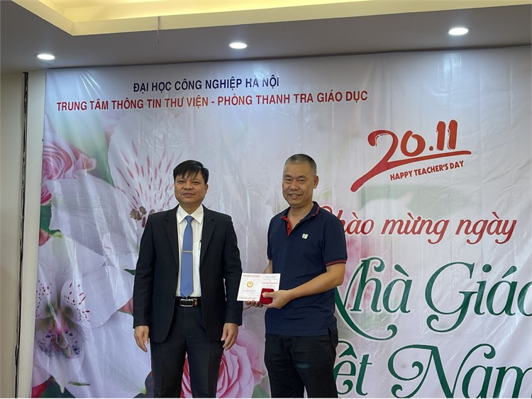 Không khí chào mừng kỷ niệm 42 năm Ngày Nhà giáo Việt Nam tại Thư viện Đại học Công nghiệp Hà Nội