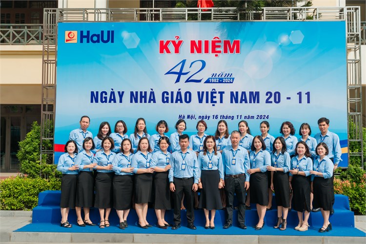 Không khí chào mừng kỷ niệm 42 năm Ngày Nhà giáo Việt Nam tại Thư viện Đại học Công nghiệp Hà Nội