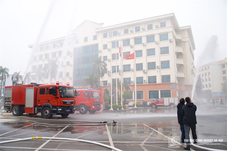 Cán bộ Thư viện Trường ĐH Công nghiệp Hà Nội tham gia tập huấn công tác phòng cháy chữa cháy và cứu nạn cứu hộ