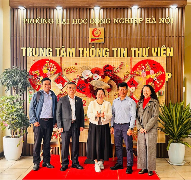 Rộn ràng sắc xuân tại Thư viện Đại học Công nghiệp Hà Nội