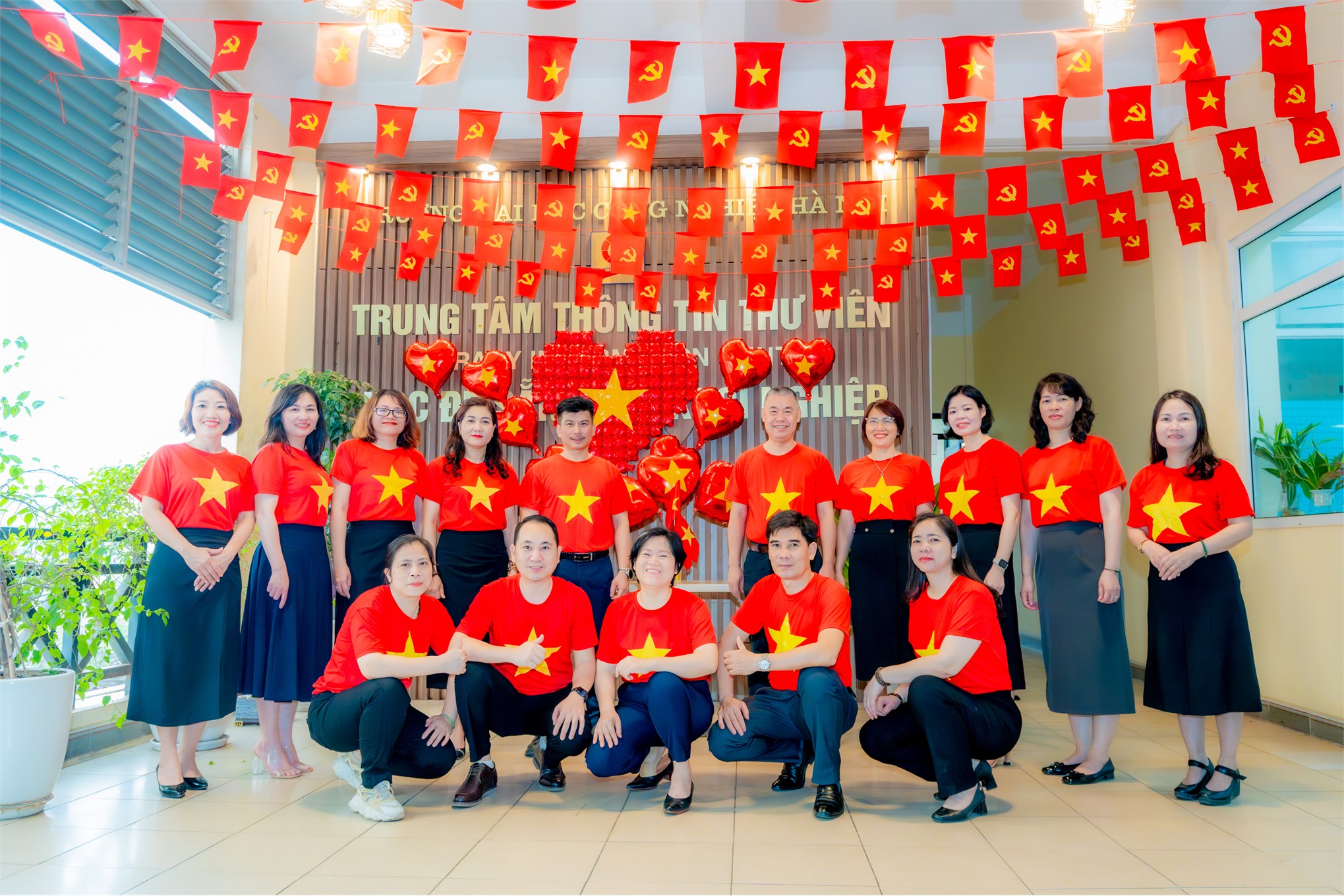Không khí chào mừng Kỷ niệm 50 năm Ngày Giải phóng miền Nam, thống nhất đất nước tại Thư viện Đại học Công nghiệp Hà Nội