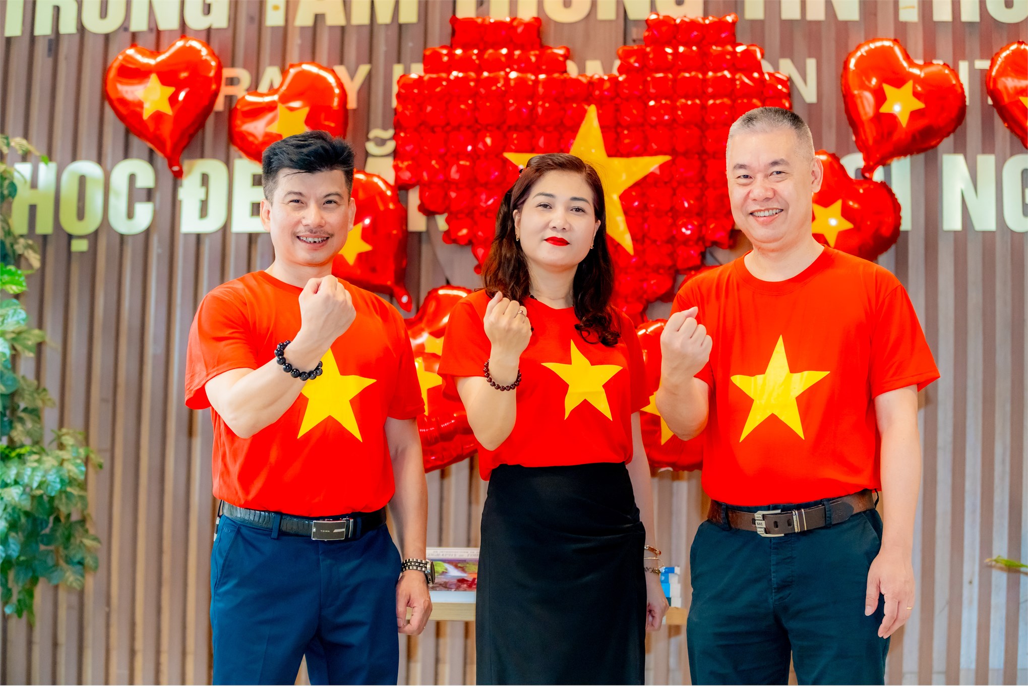 Không khí chào mừng Kỷ niệm 50 năm Ngày Giải phóng miền Nam, thống nhất đất nước tại Thư viện Đại học Công nghiệp Hà Nội