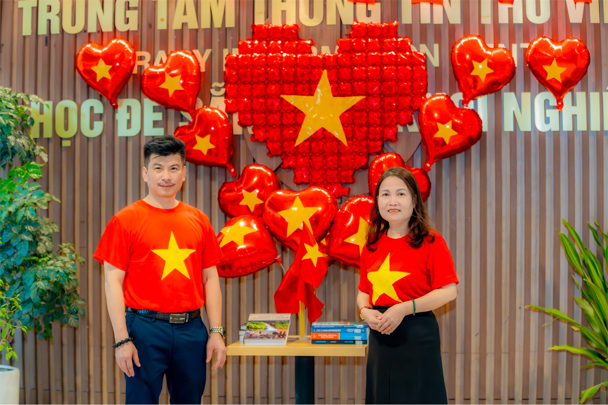 Không khí chào mừng Kỷ niệm 50 năm Ngày Giải phóng miền Nam, thống nhất đất nước tại Thư viện Đại học Công nghiệp Hà Nội