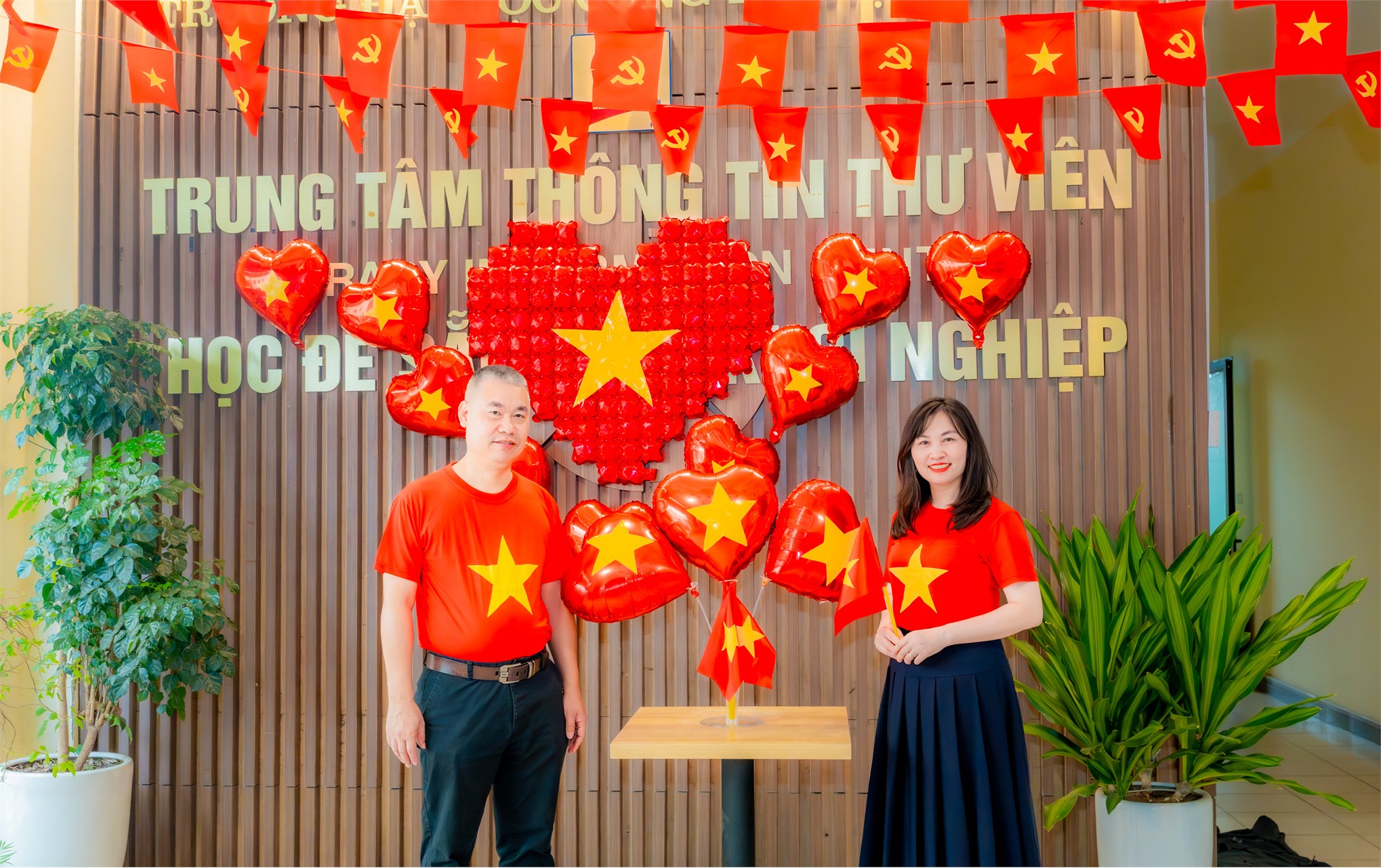 Không khí chào mừng Kỷ niệm 50 năm Ngày Giải phóng miền Nam, thống nhất đất nước tại Thư viện Đại học Công nghiệp Hà Nội
