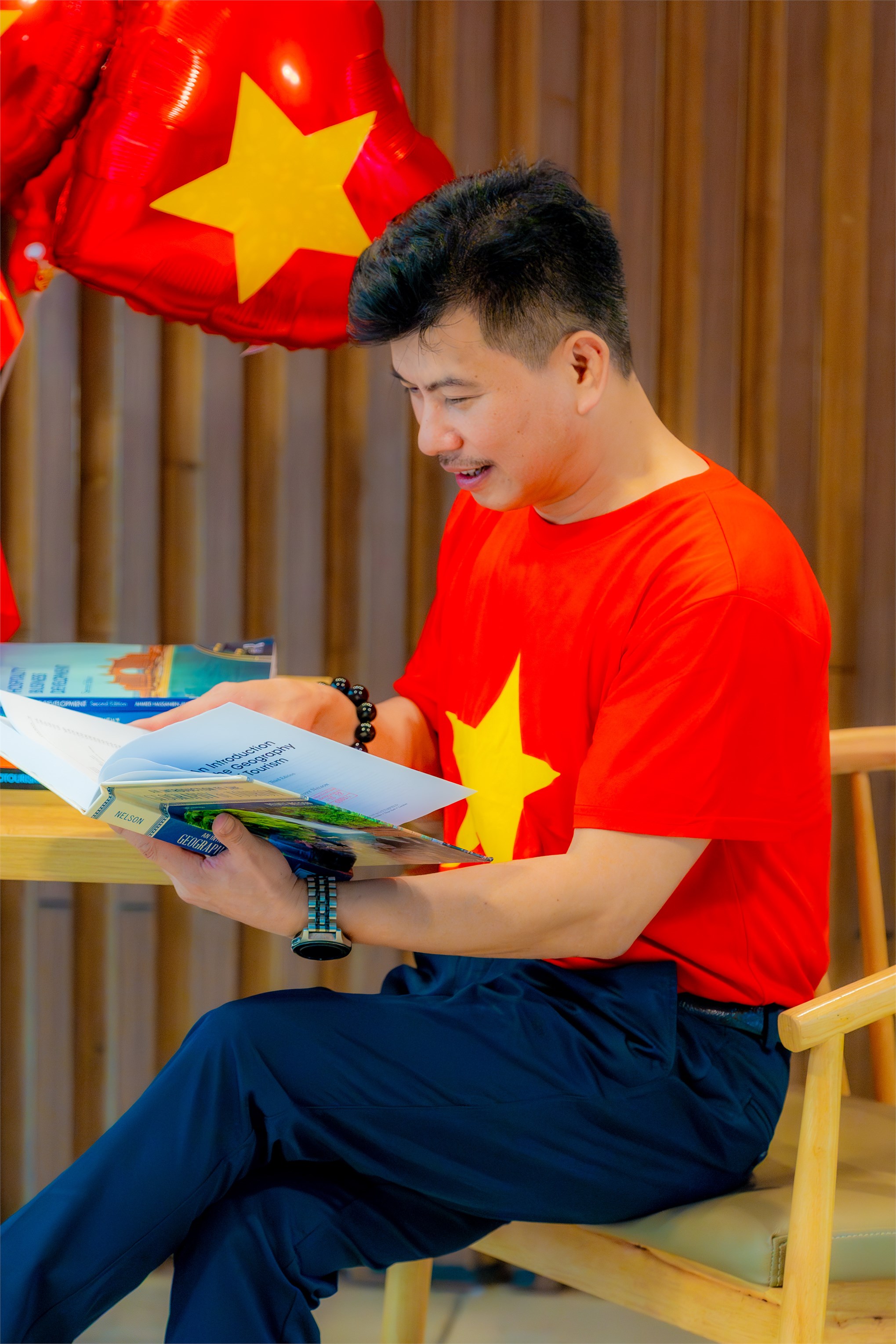 Không khí chào mừng Kỷ niệm 50 năm Ngày Giải phóng miền Nam, thống nhất đất nước tại Thư viện Đại học Công nghiệp Hà Nội