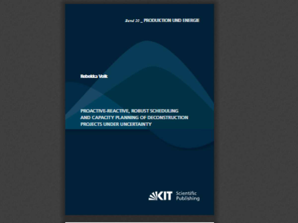 Proactive-reactive, robust scheduling and capacity planning of deconstruction projects under uncertainty