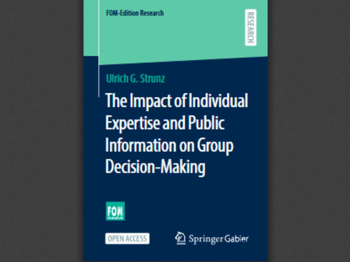The Impact of Individual Expertise and Public Information on Group Decision-Making