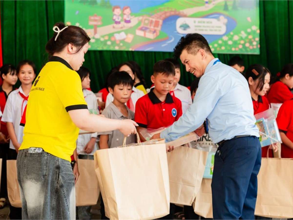 Trao tặng những món quà ý nghĩa tới học sinh có hoàn cảnh khó khăn tại Trường TH&THCS Bắc Phong trước thềm năm học mới
